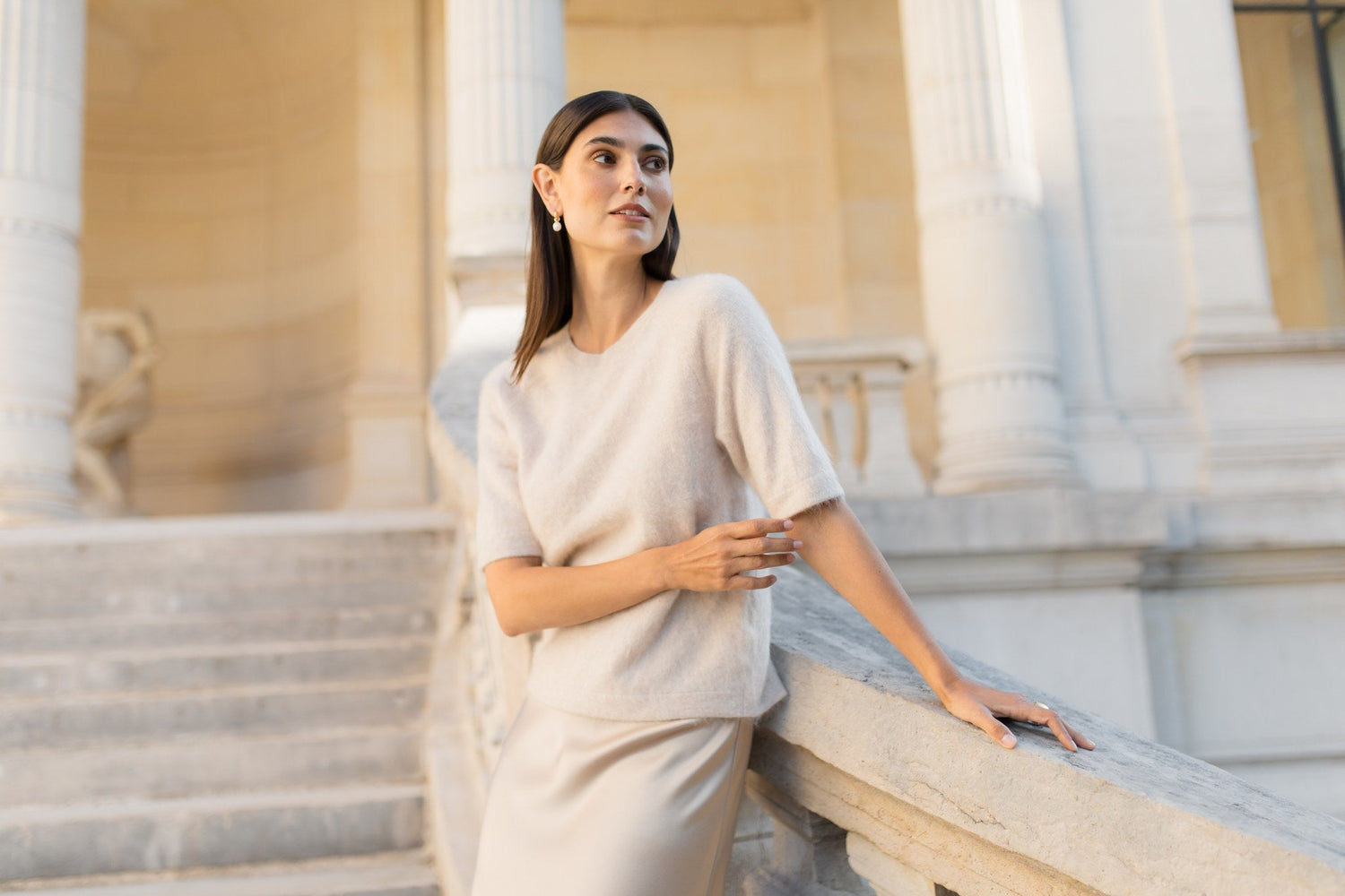 Lyhythihainen kashmirneule sekä satiininen hame sävyssä latte