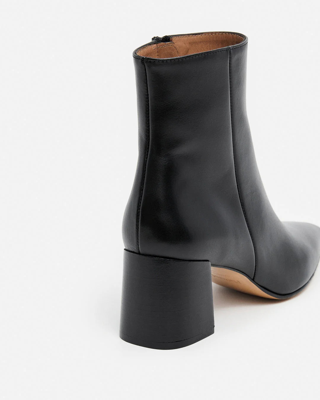 Lähikuva Flatteredin Gill-nilkkureiden korosta, musta