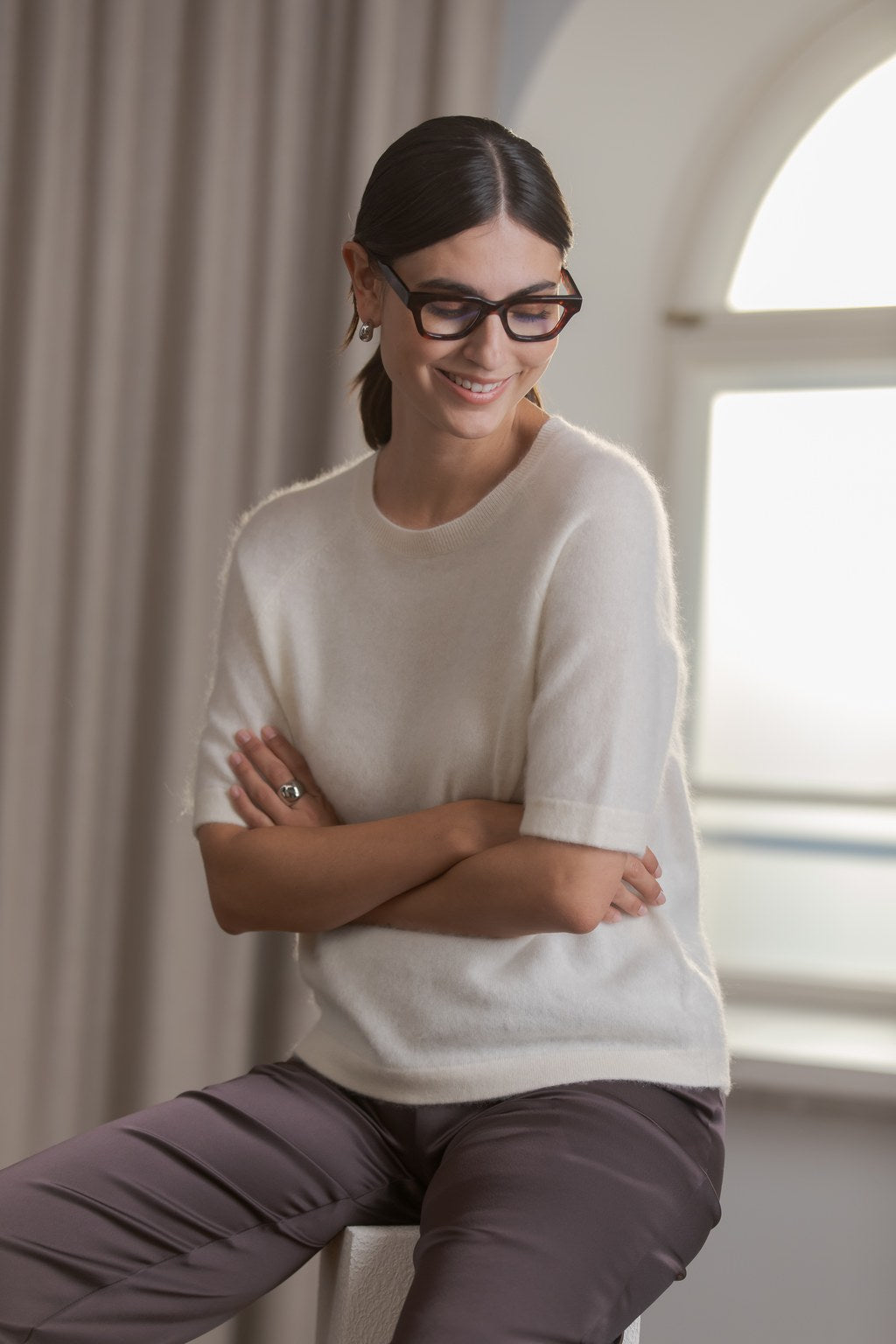 Valkoinen cashmere neule sekä satiinihousut