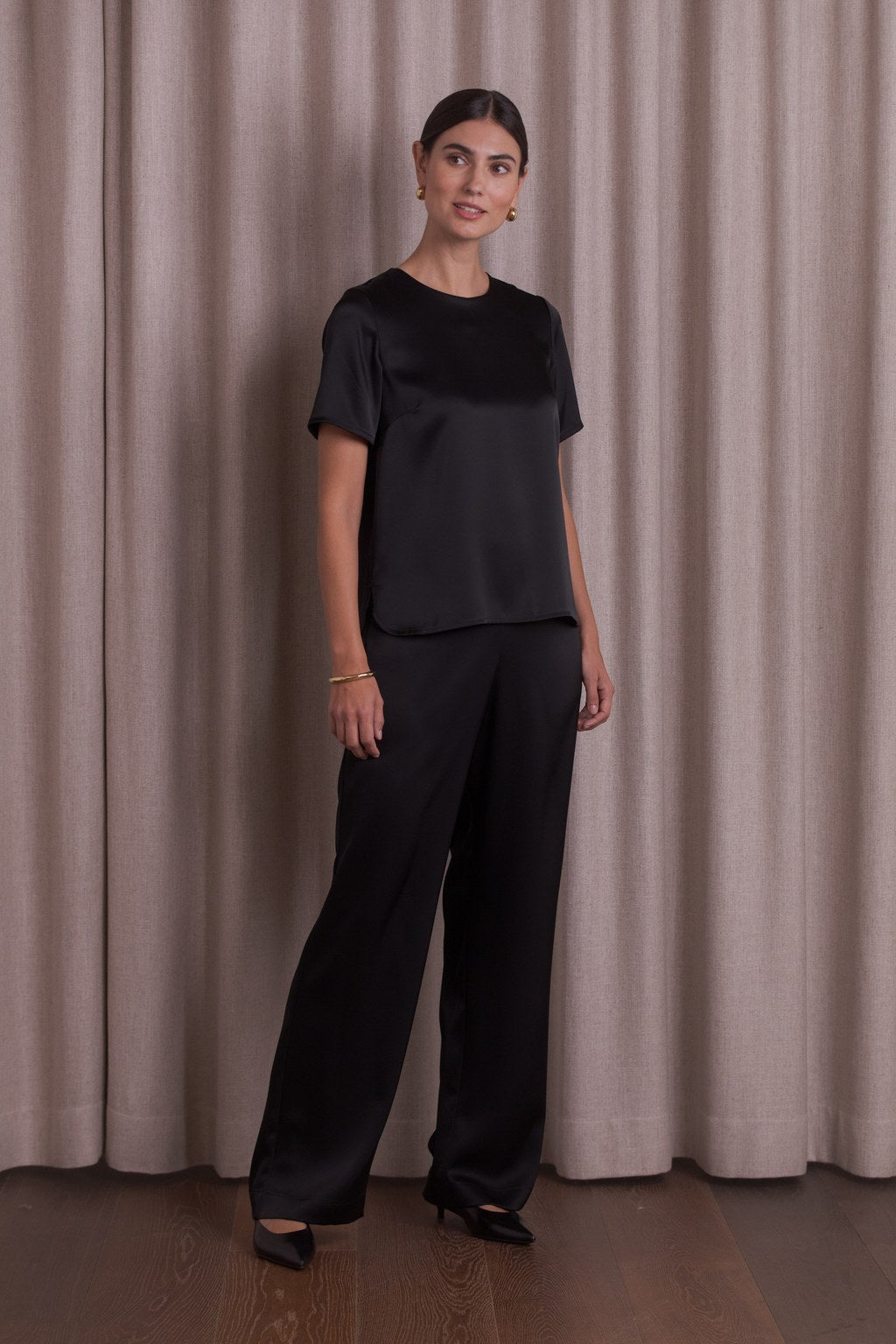 Leveälahkeiset satiinihousut, Black