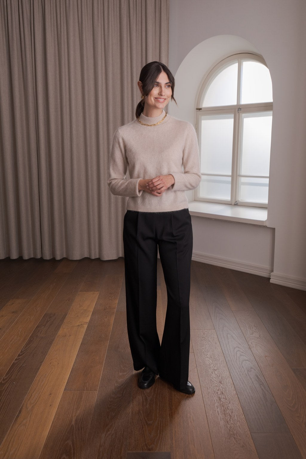 Pitkähihainen harjattu kashmirneule puolipoolokauluksella, Latte