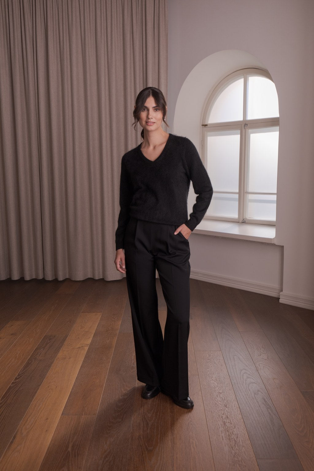 Pitkähihainen harjattu kashmirneule V-kaula-aukolla, Black