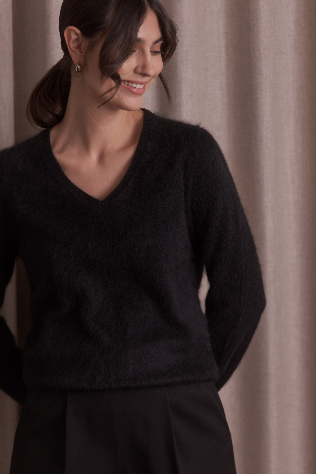 Pitkähihainen harjattu kashmirneule V-kaula-aukolla, Black