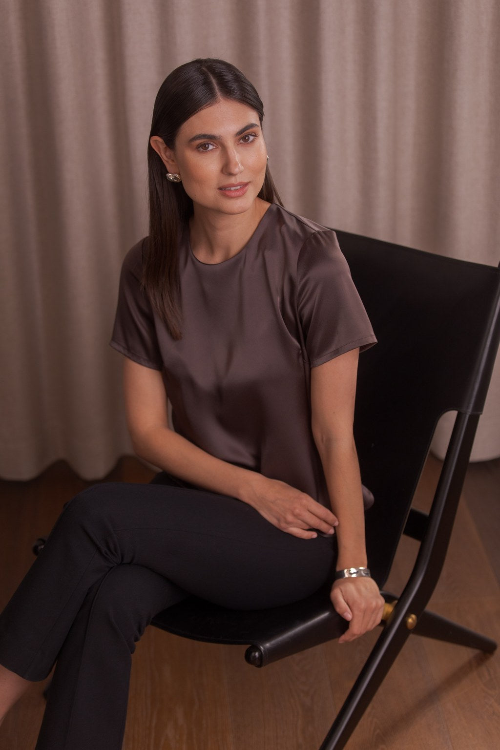 Lyhythihainen satiinipaita, Dark chocolate