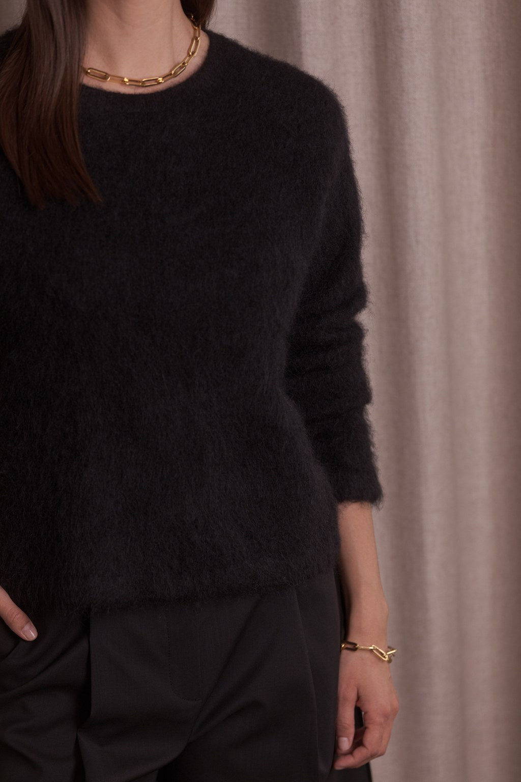 Lähikuva Original Storyn mustasta alpakkasekoiteneuleesta