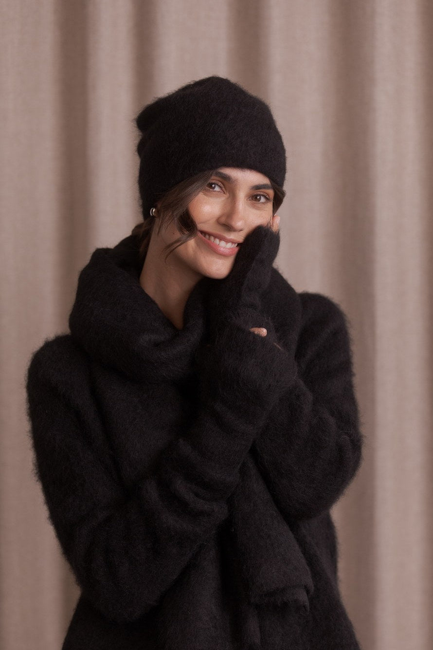 Alpakanvillasta valmistetut mustat sormikkaat, huivi ja pipo