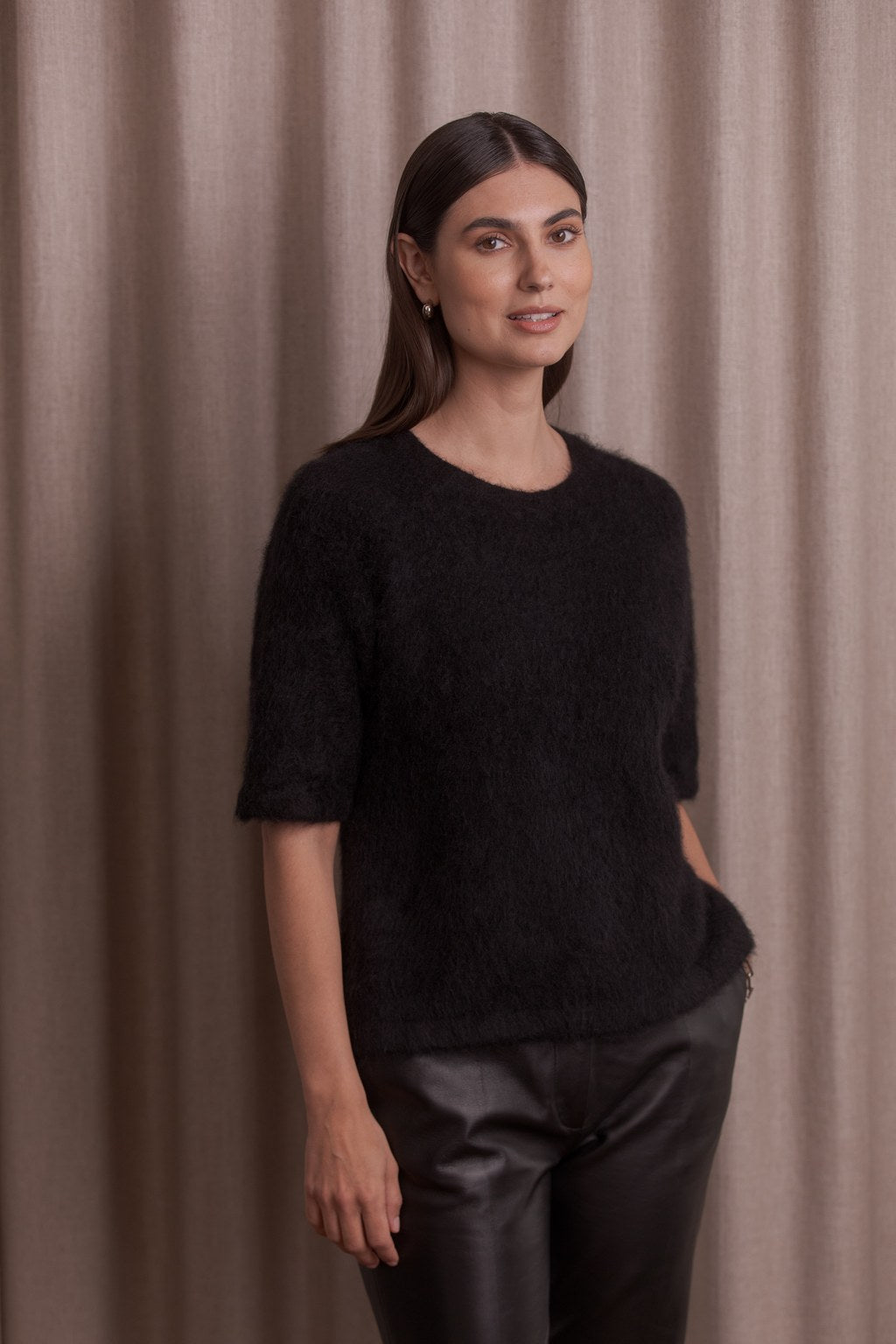 Original Storyn lyhythihainen musta alpakkaneule