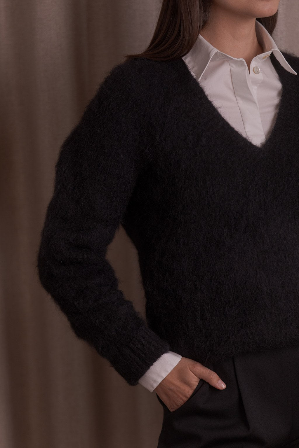 lähikuva V-kaula-aukollisesta alpakkasekoiteneuleesta, black