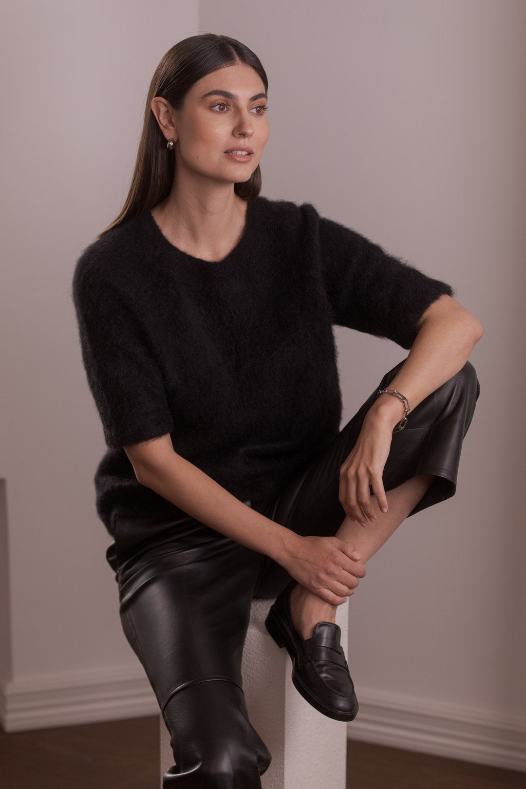 Nainen, jonka päällä Original Storyn musta lyhythihainen alpakkaneule