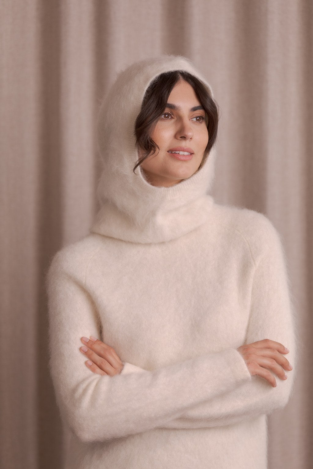 Alpakanvillasta valmistettu kermanvärinen balaclava-tyylinen huppu