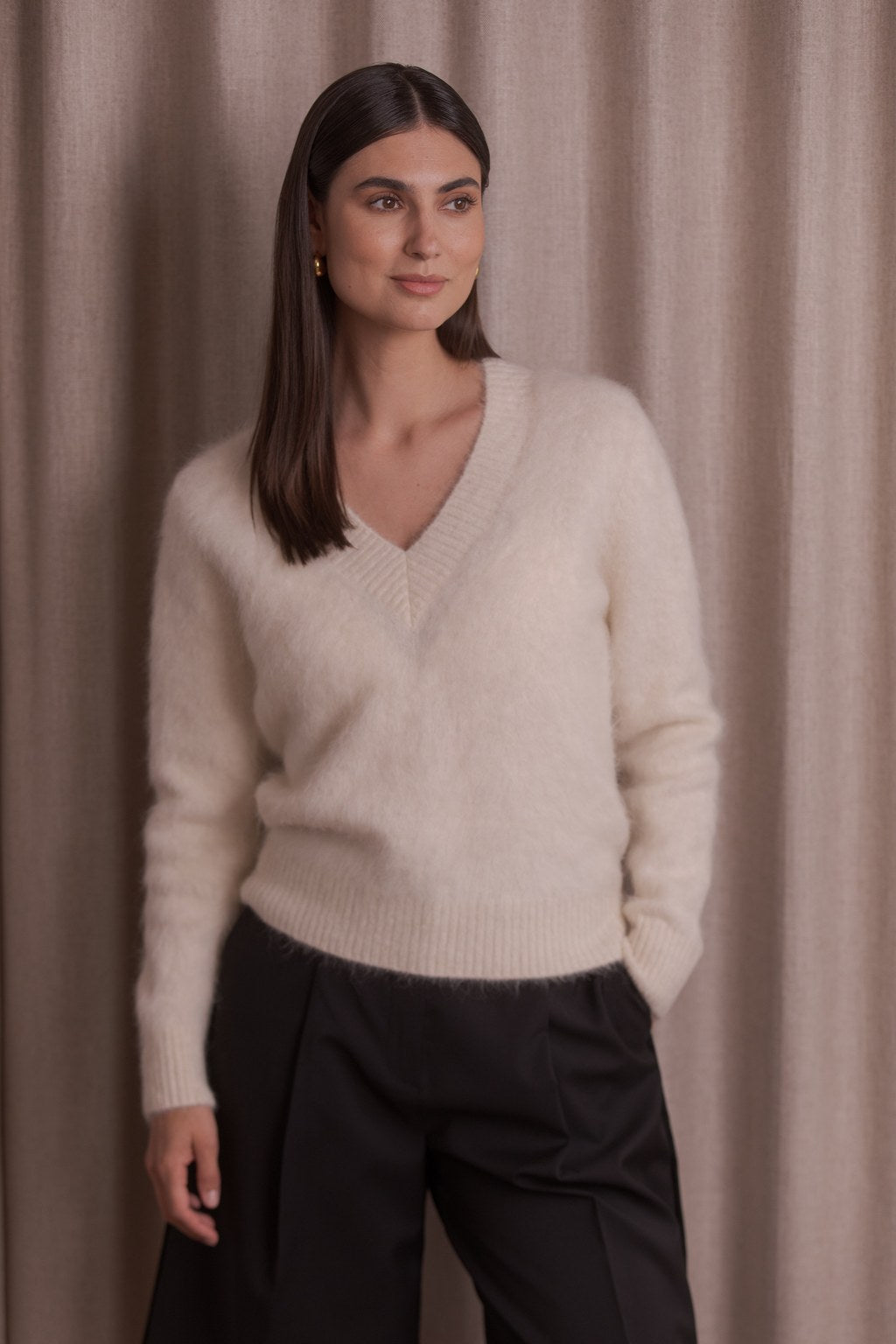 Alpakkasekoitteesta valmistettu neule v-kaula-aukolla, crea