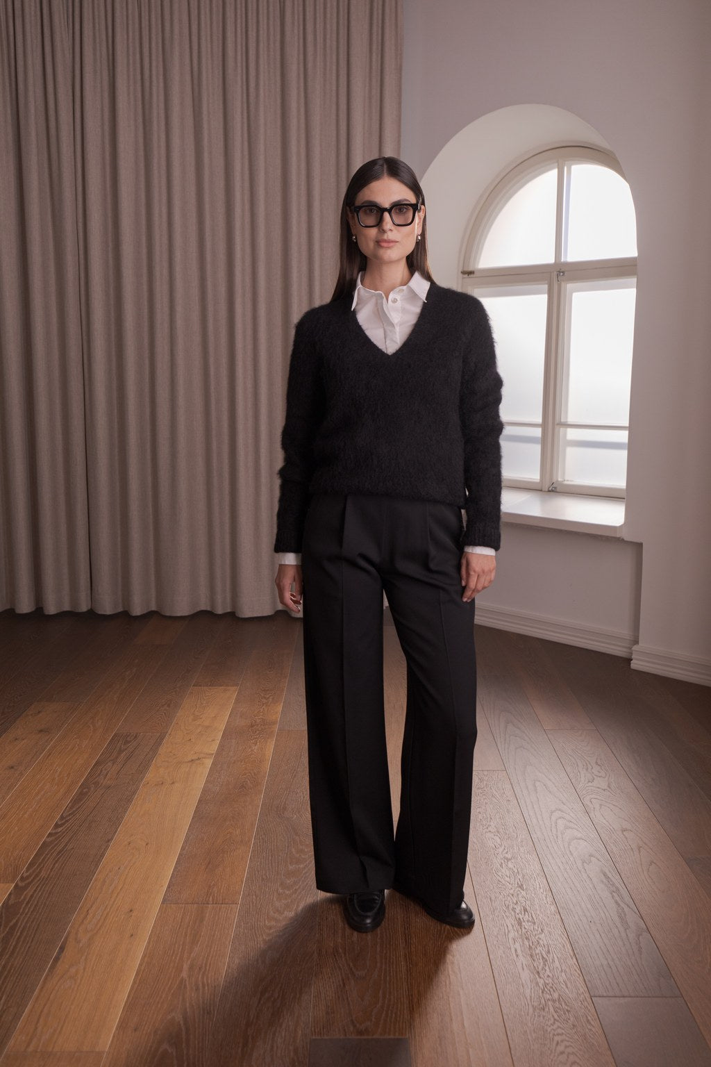 Alpakanvillasta valmistettu musta neule v-kaula-aukolla