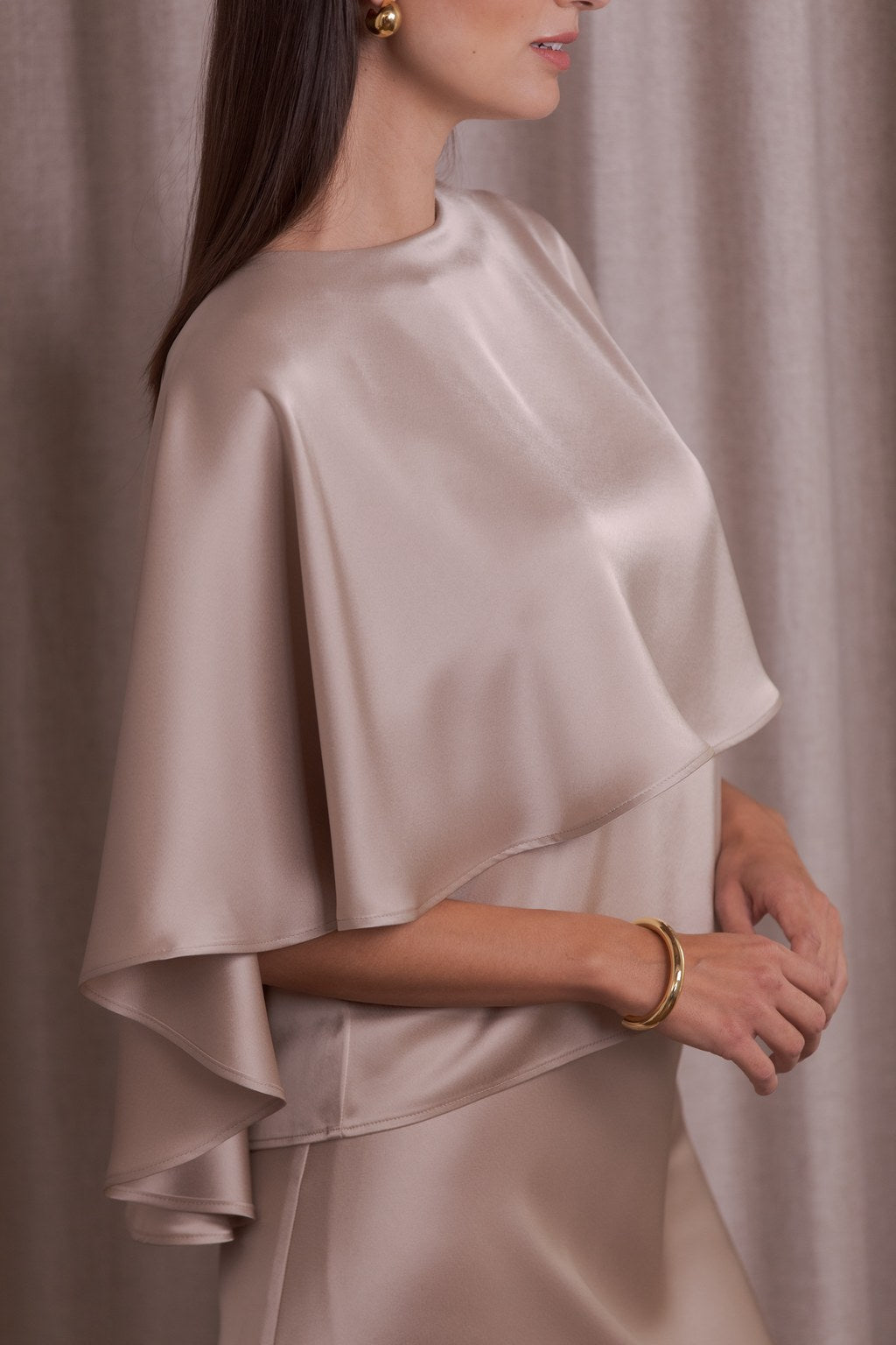 Lähikuva Original Storyn satiinicapesta, joka valmistettu laadukkaasta triasetaatista. Sävynä latte