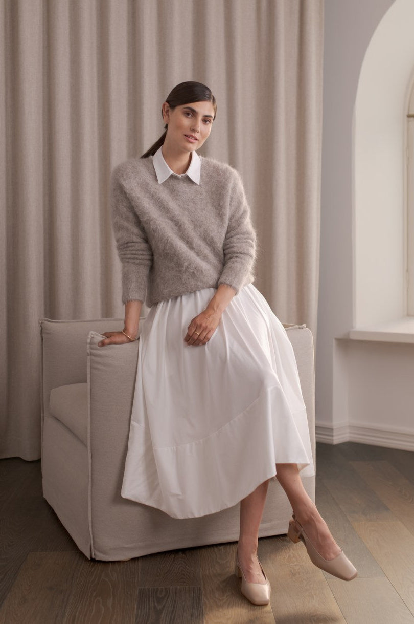 Greige pitkähihainen alpakkaneule ja valkoinen puuvillahame