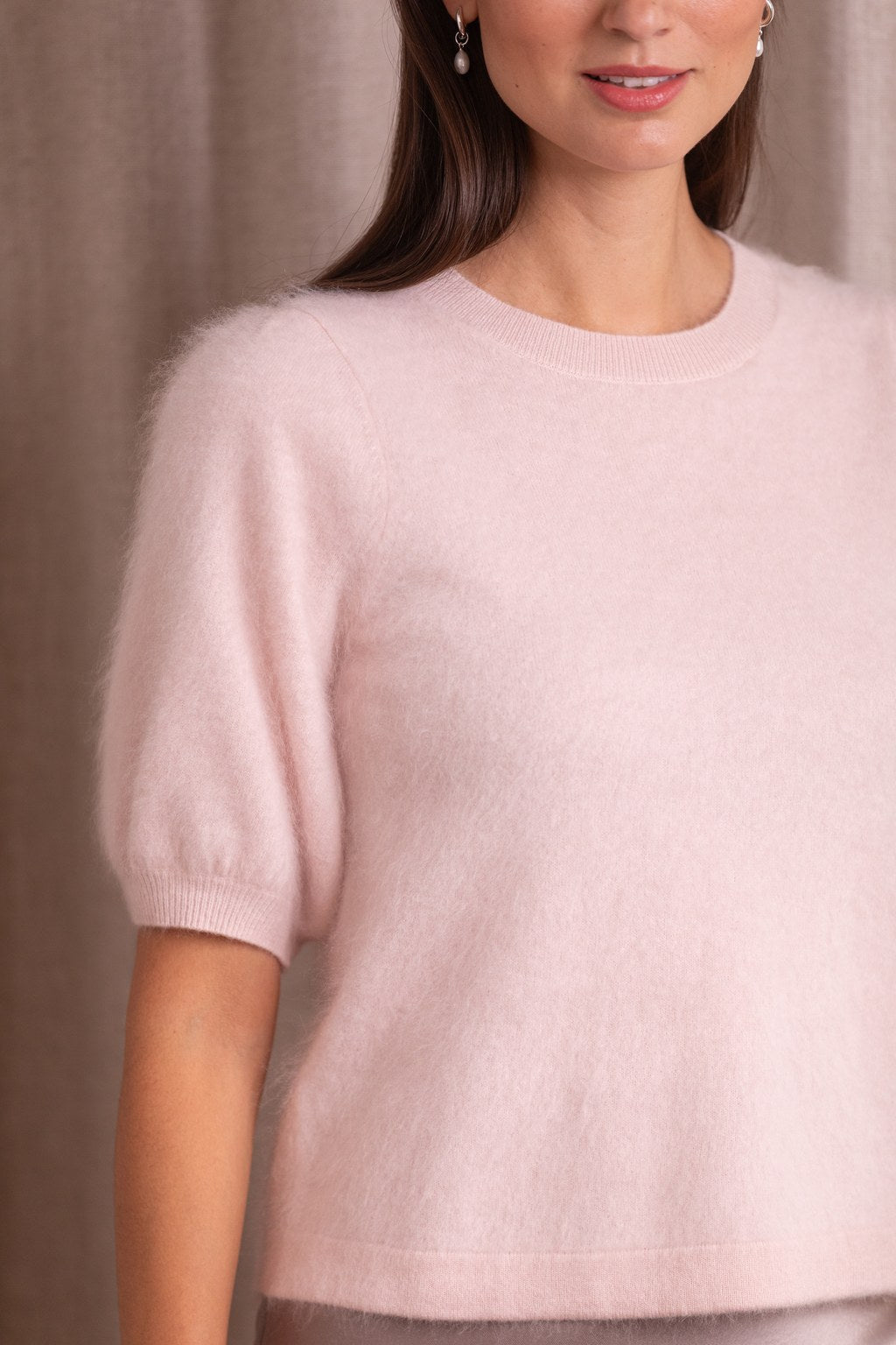 Lähikuva Original Storyn lyhythihaisesta kashmirneuleesta, jossa puhvihihat. Sävy pale pink.