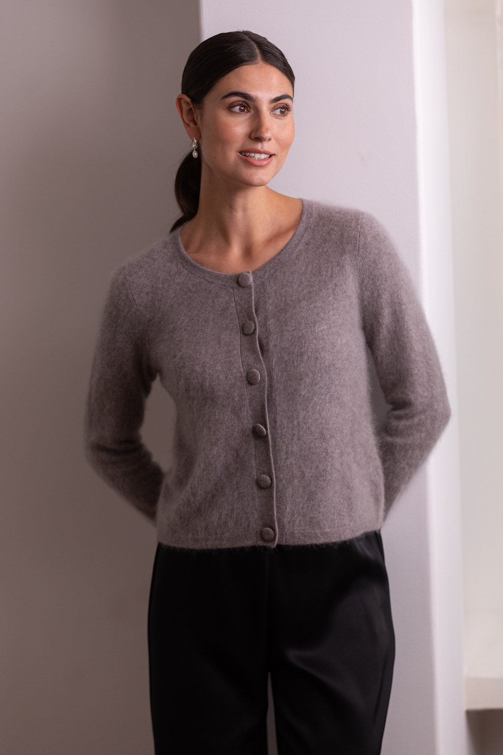 Pitkähihainen neuletakki, joka on valmistettu 100% kashmirista, sävyssä nougat