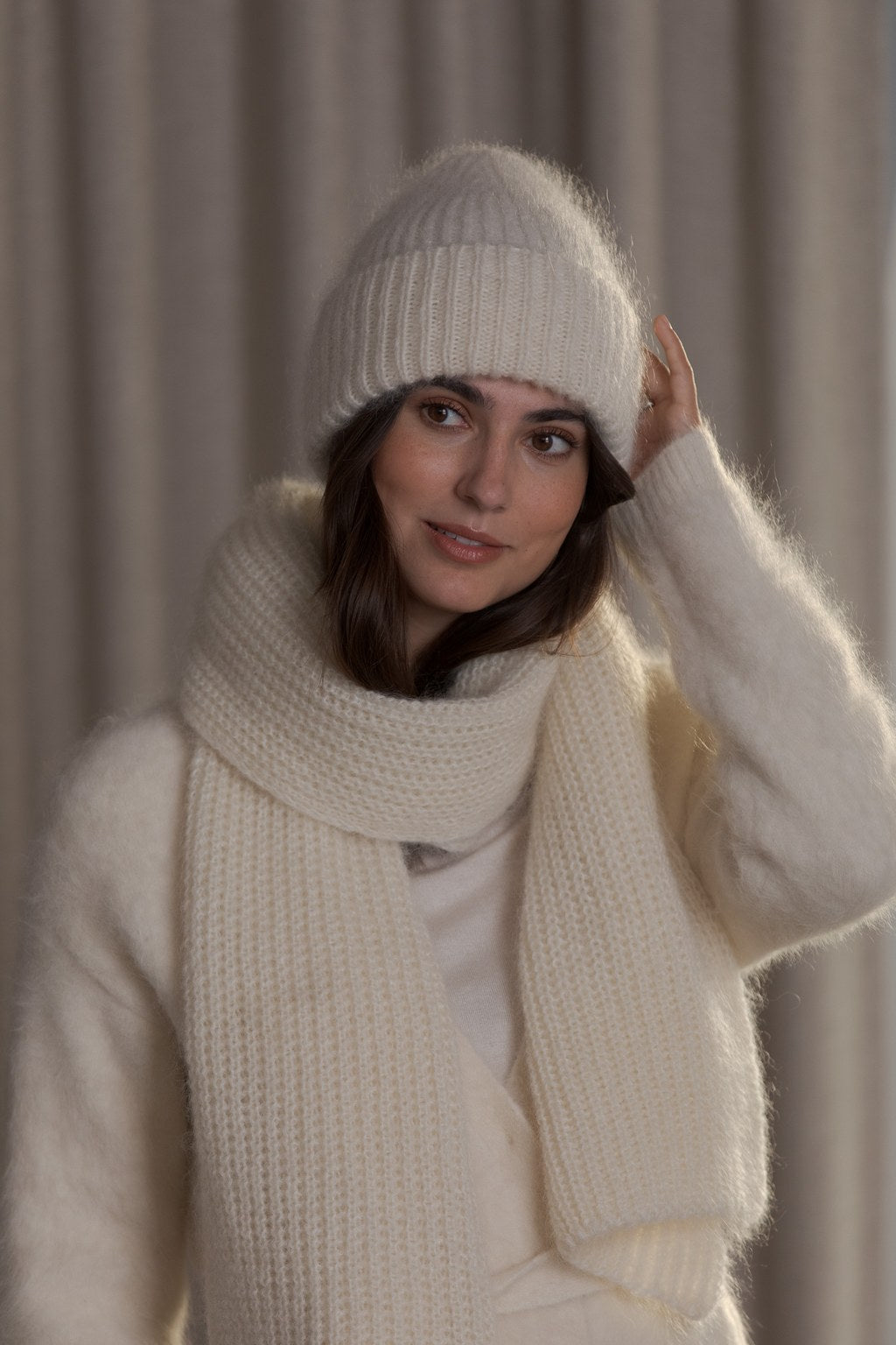 Kerman värinen kaulahuivi sekä pipo valkoisen alpakkaneuleen kanssa