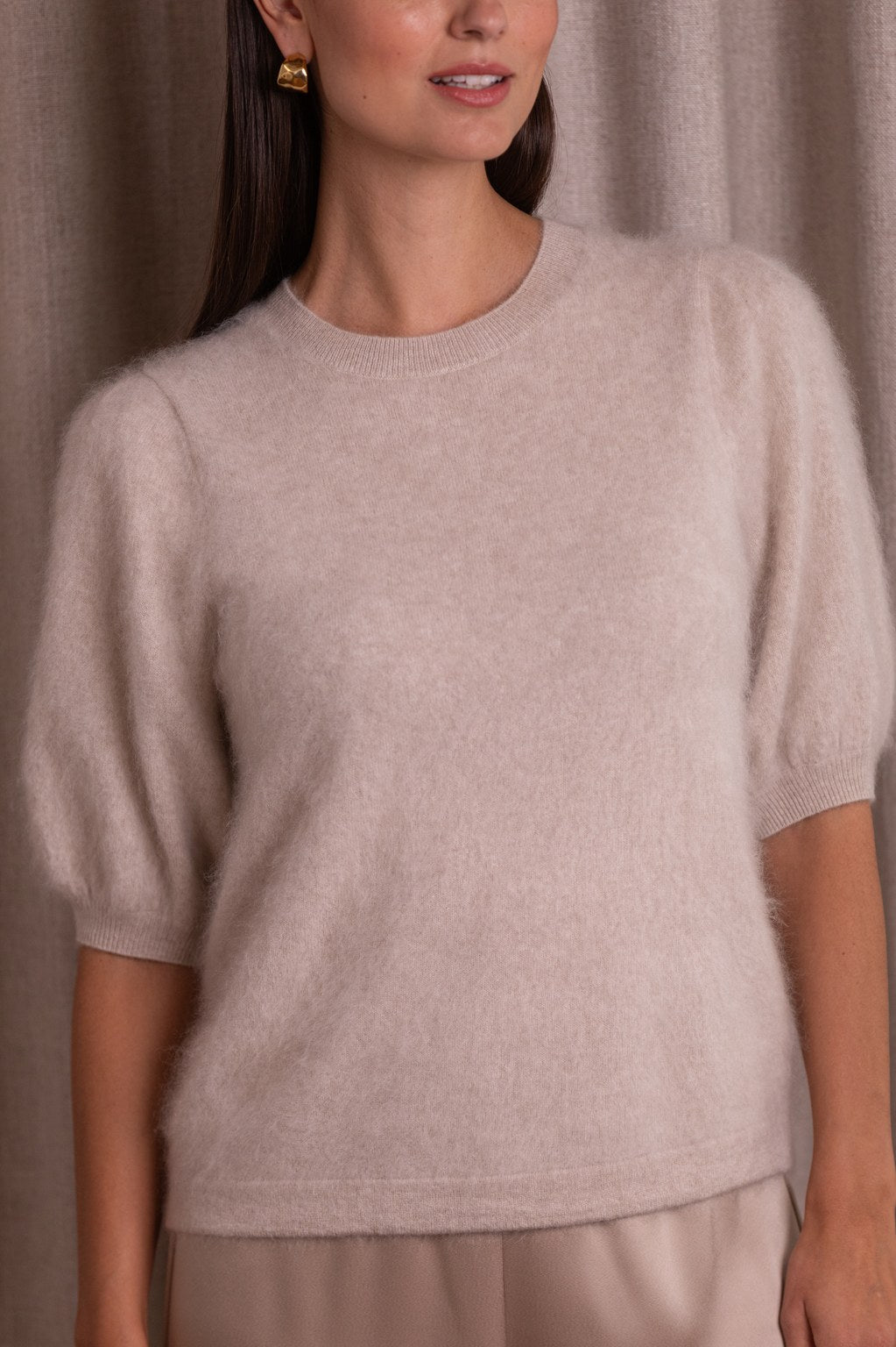 Kashmirista valmistettu lyhythihainen neule, jossa puhvihihat.