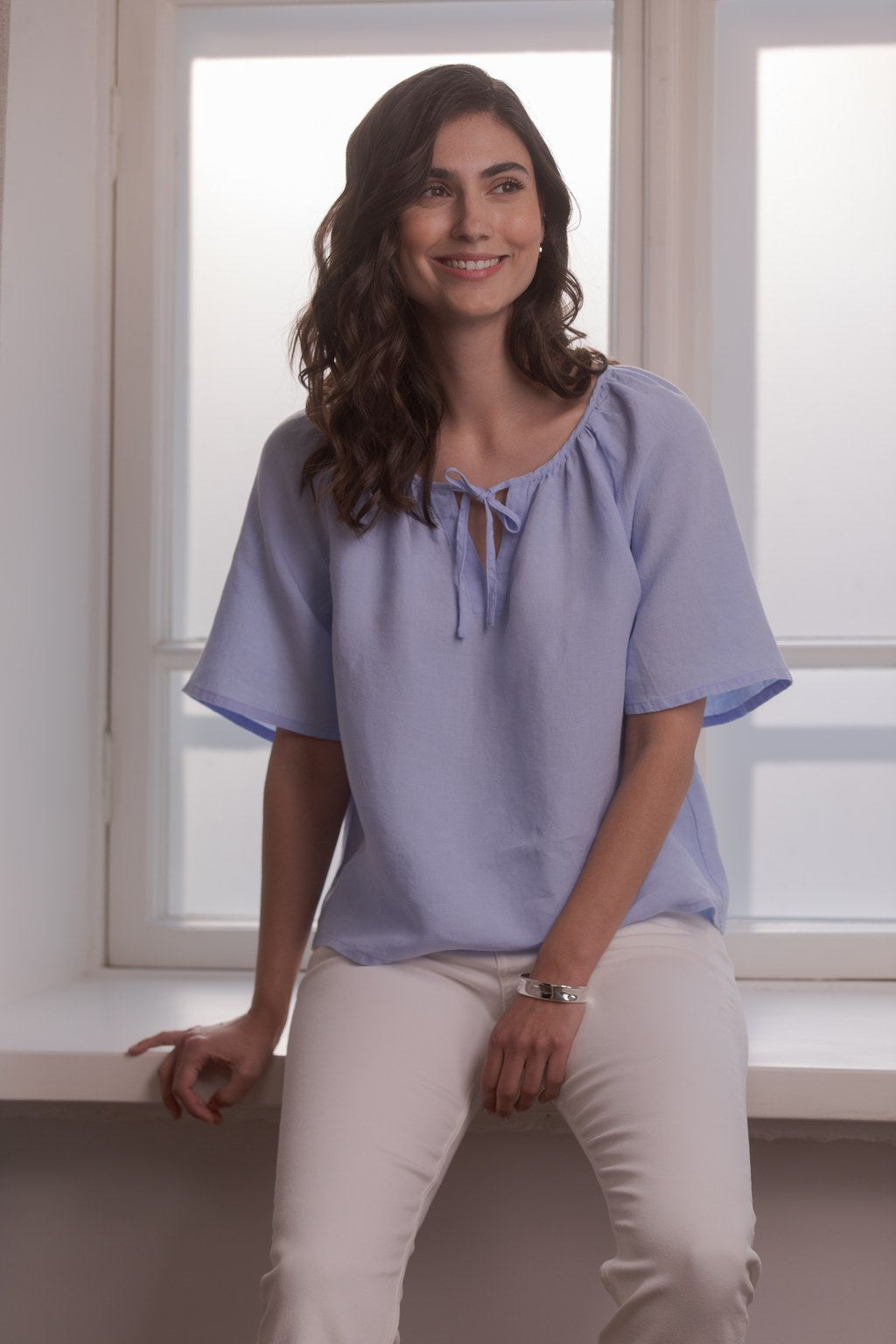 Naisten lyhythihainen pellavapaita vaalean sinisenä