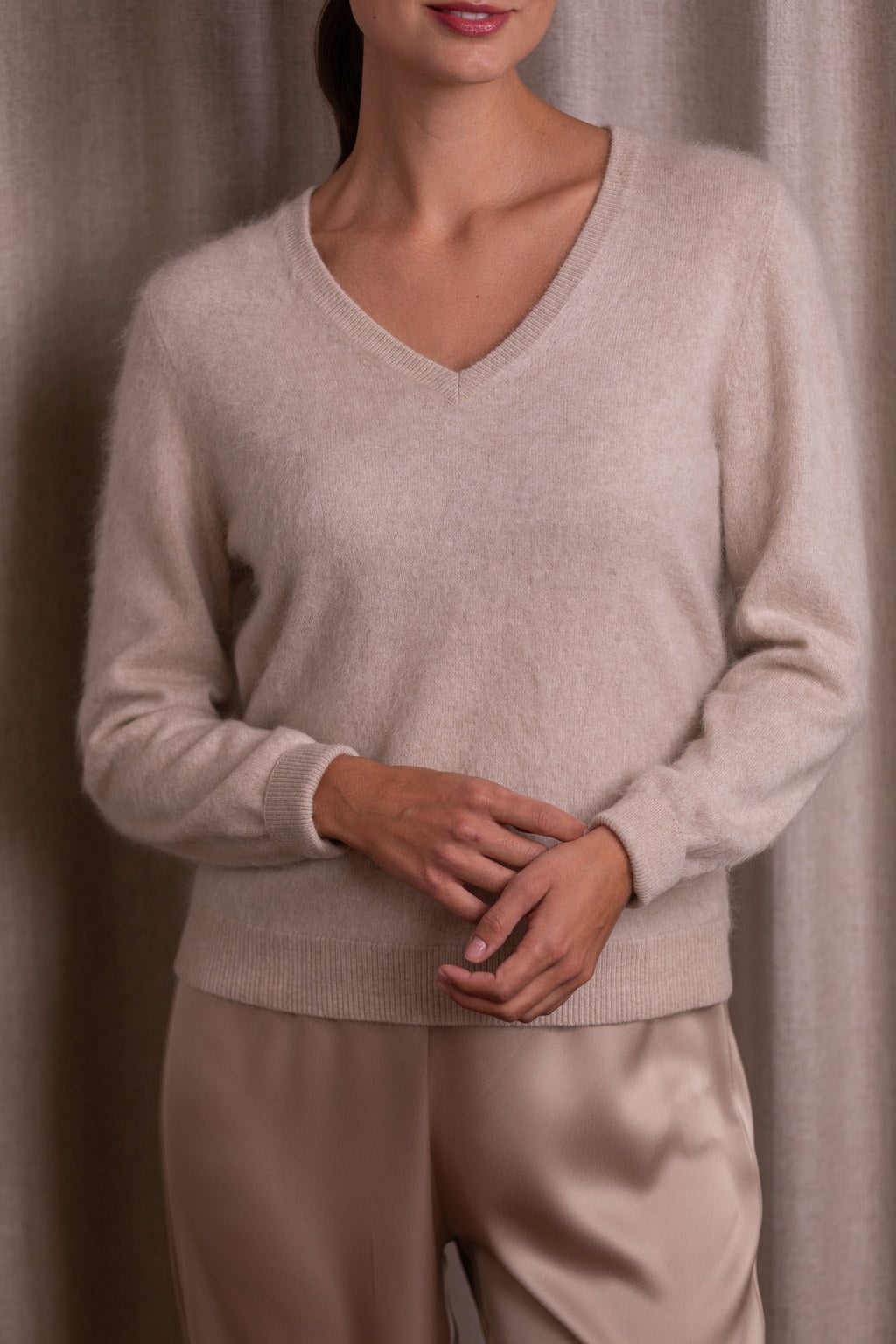 Lähikuva Original Storyn pitkähihaisesta v-kaula-aukkoisesta kashmirneuleesta sävyssä latte.