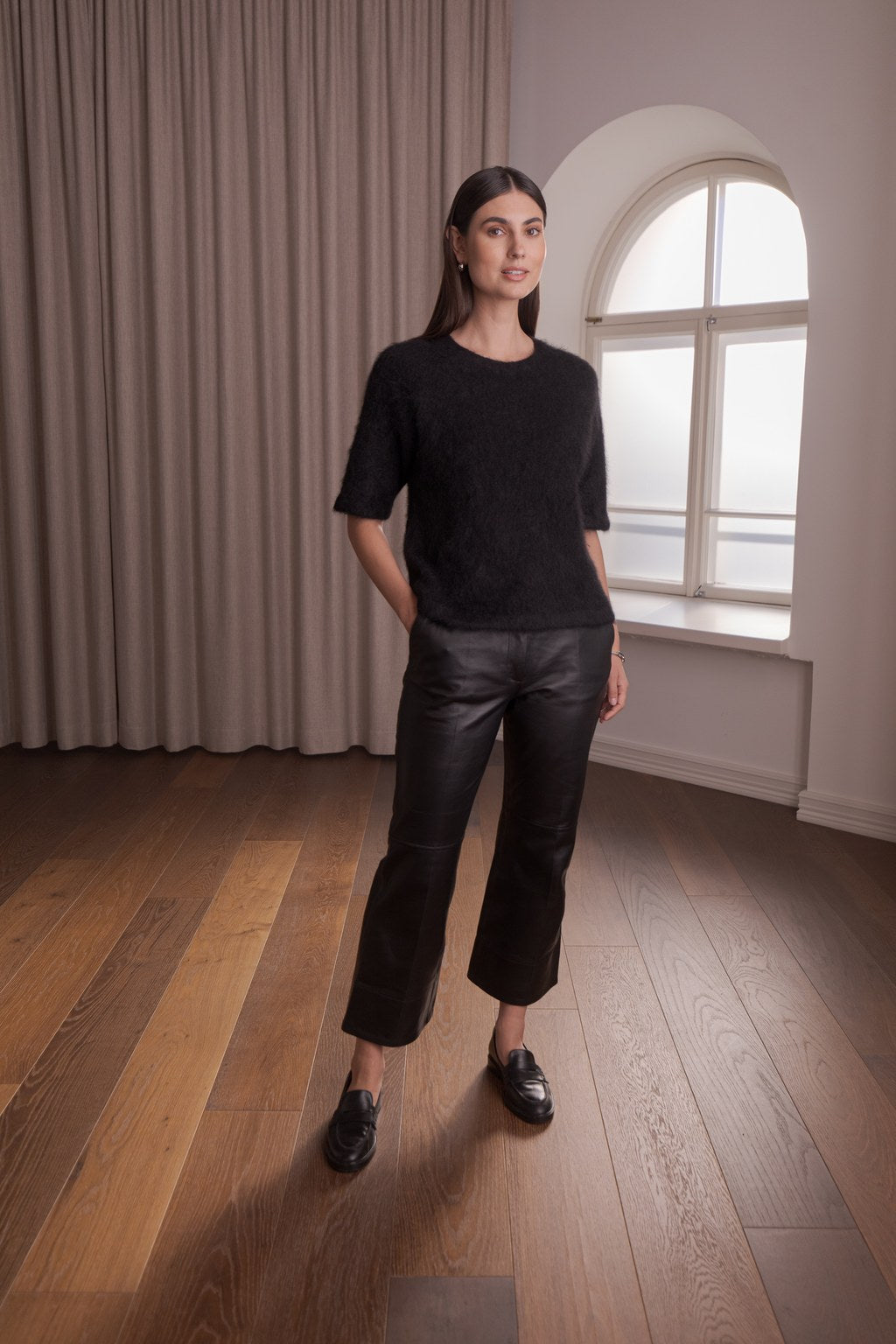 Alpakanvillasta valmistettu lyhythihainen musta neule