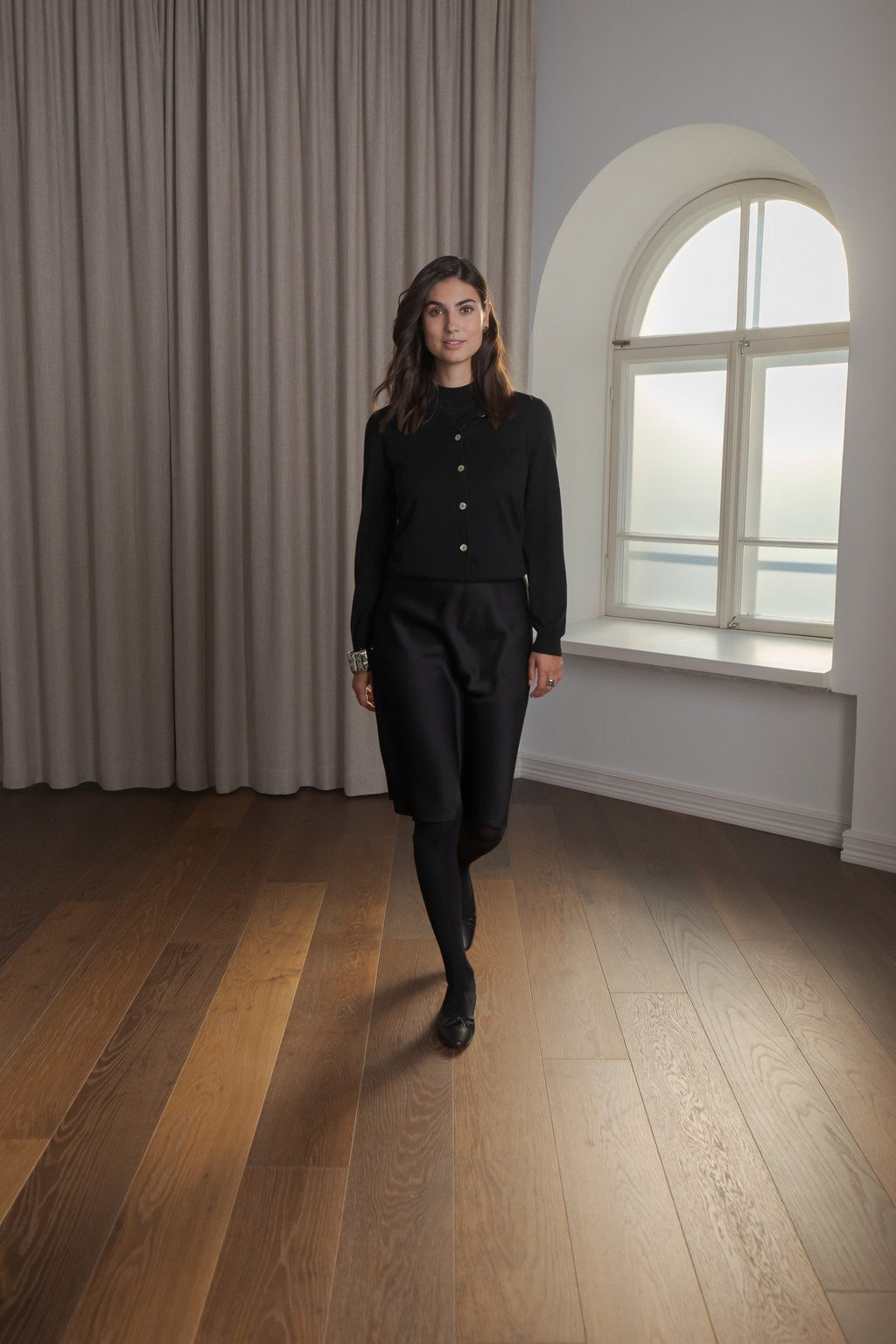 Silkkinen hame sekä musta kashmirneuletakki