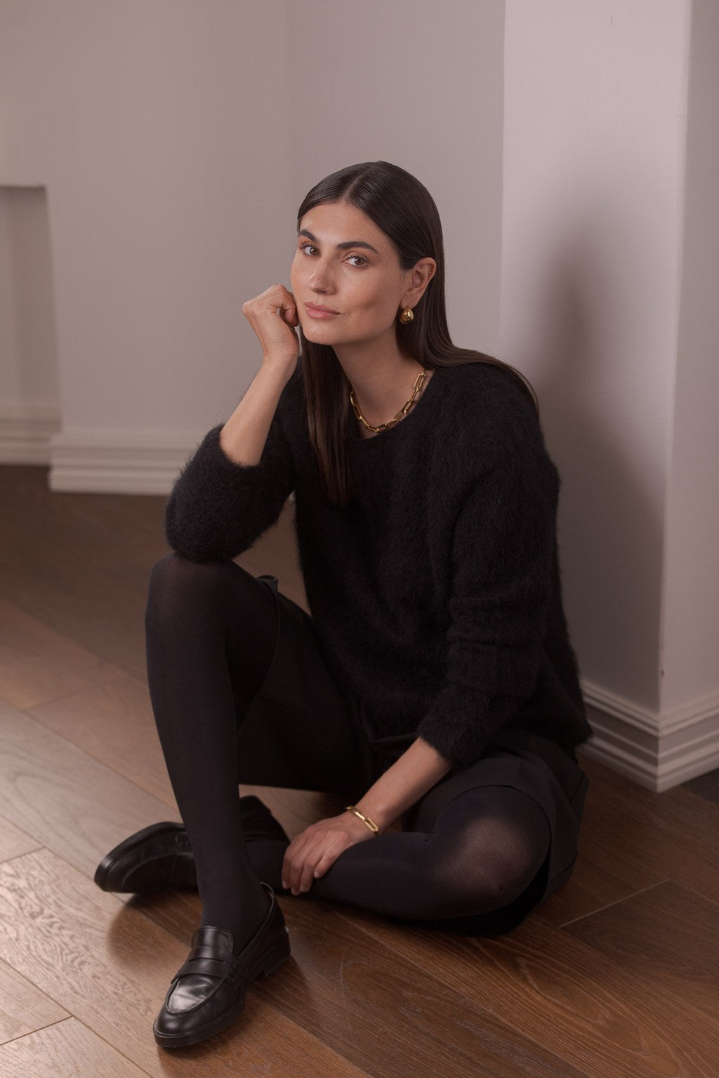 Alpakkasekoitteesta valmistettu musta pitkähihainen neule