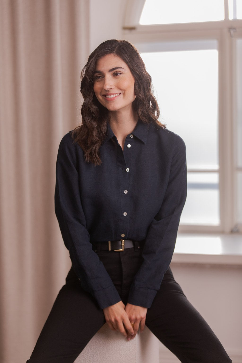 Naisten laadukas tummansininen kauluspaita pellavasta