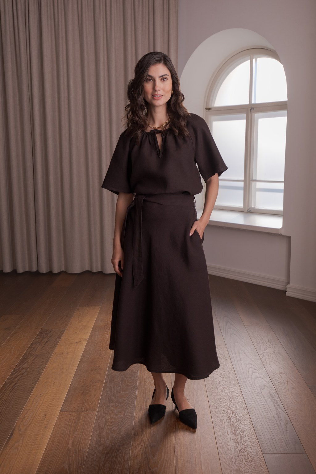 Pellavahame sekä leveähihainen pellavatoppi ruskeana