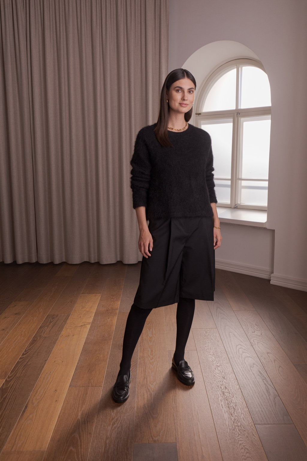 Musta pitkähihainen alpakkasekoitteesta valmistettu neule