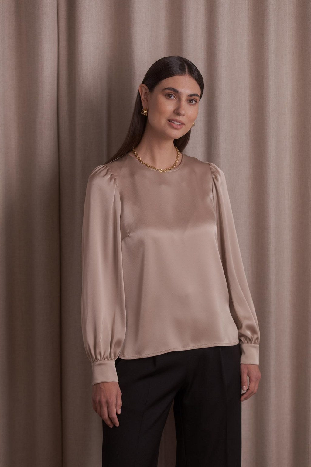 Pitkähihainen satiinipaita puhvihihalla sävyssä latte