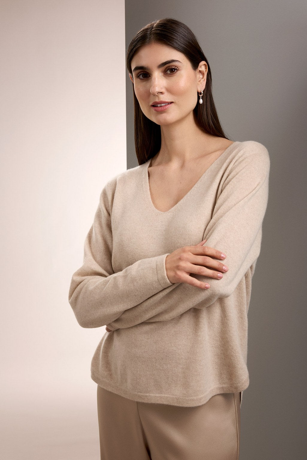 Pitkähihainen sileä kashmirneule v-kaula-aukolla ja kaarevalla helmalla, Latte