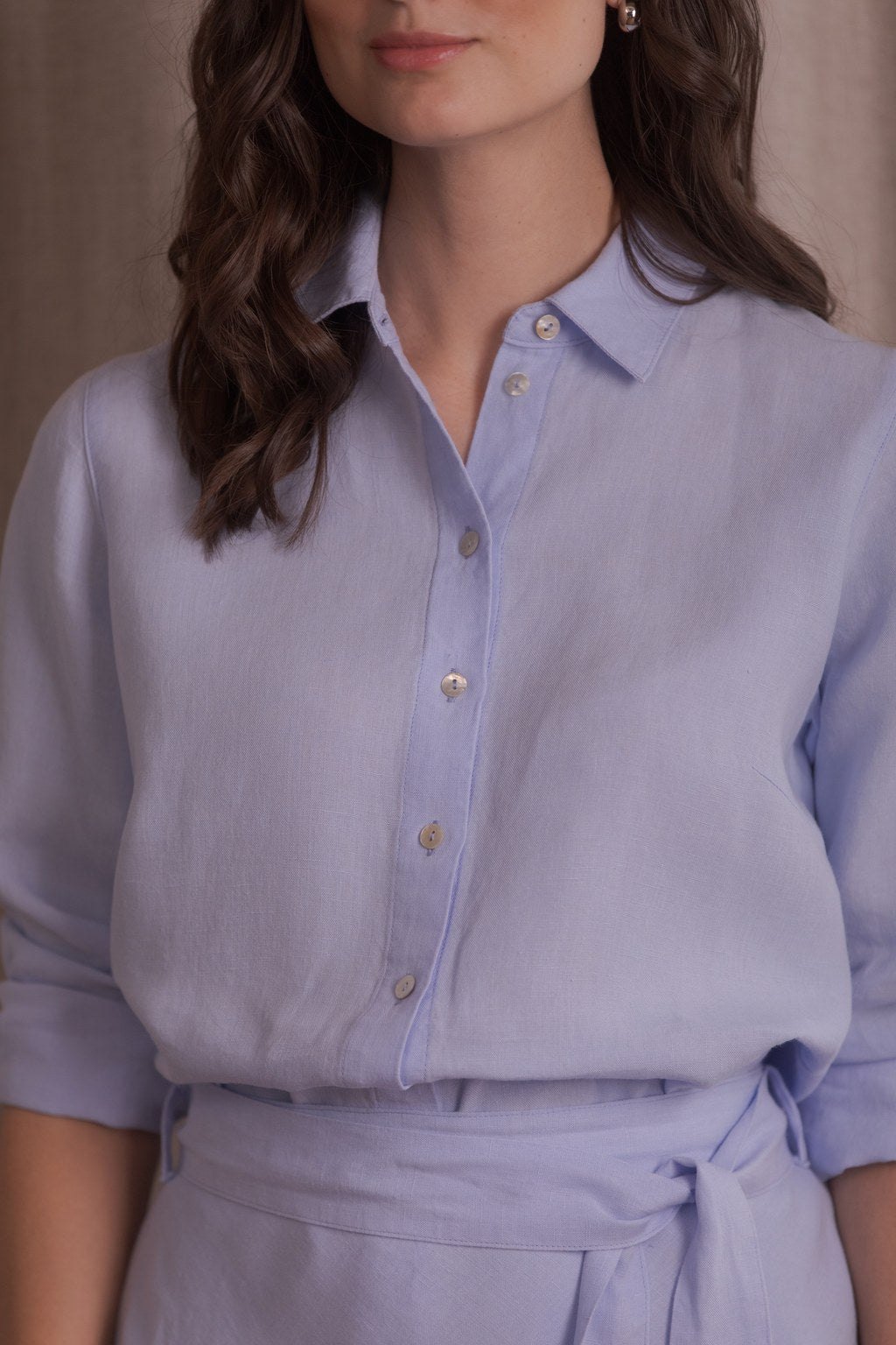 Naisten vaalean sininen pellavakauluspaita laadukkaasta eurooppalaisesta kankaasta