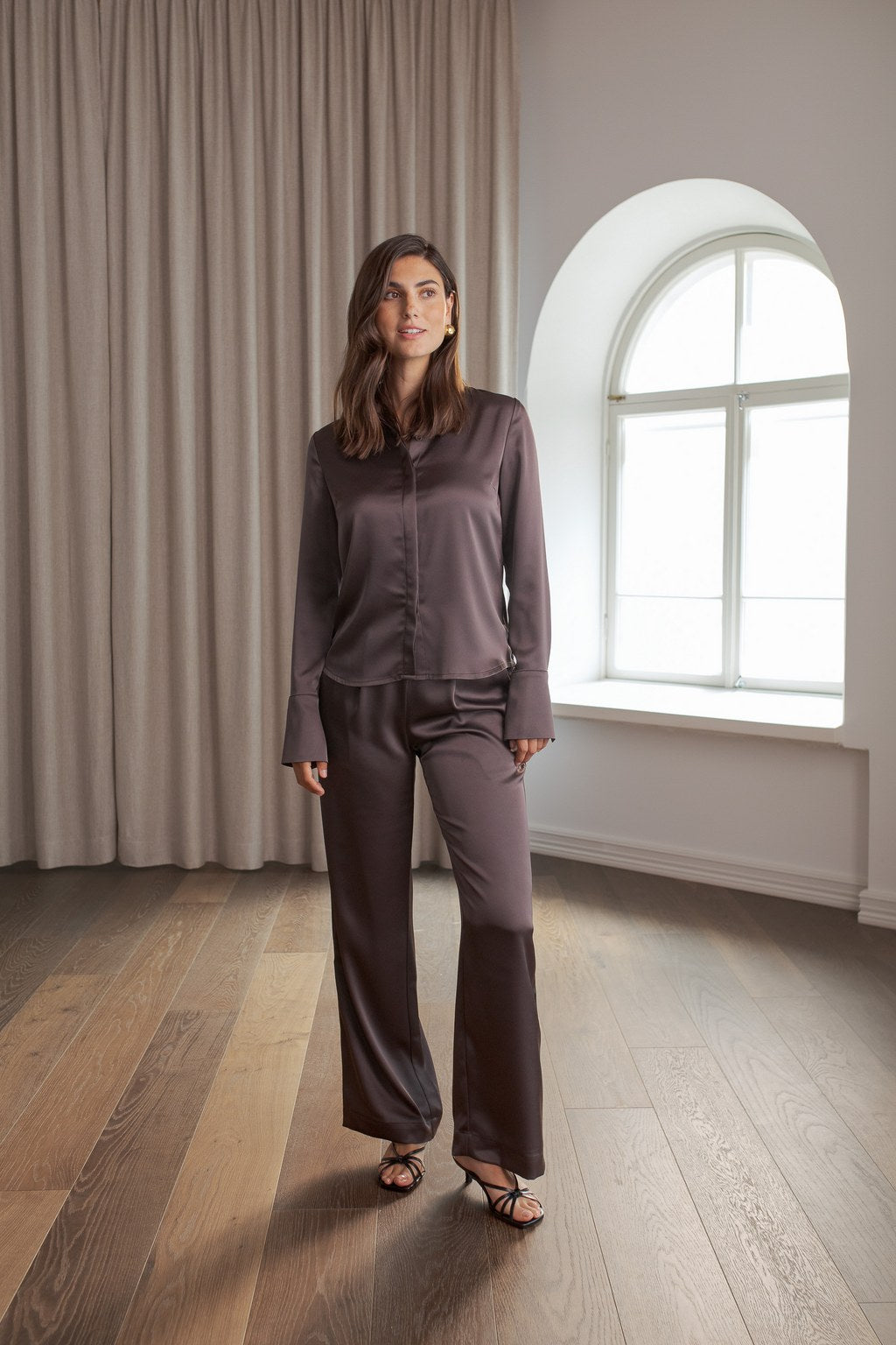 Ruskea satiinikauluspaita ja satiinihousut