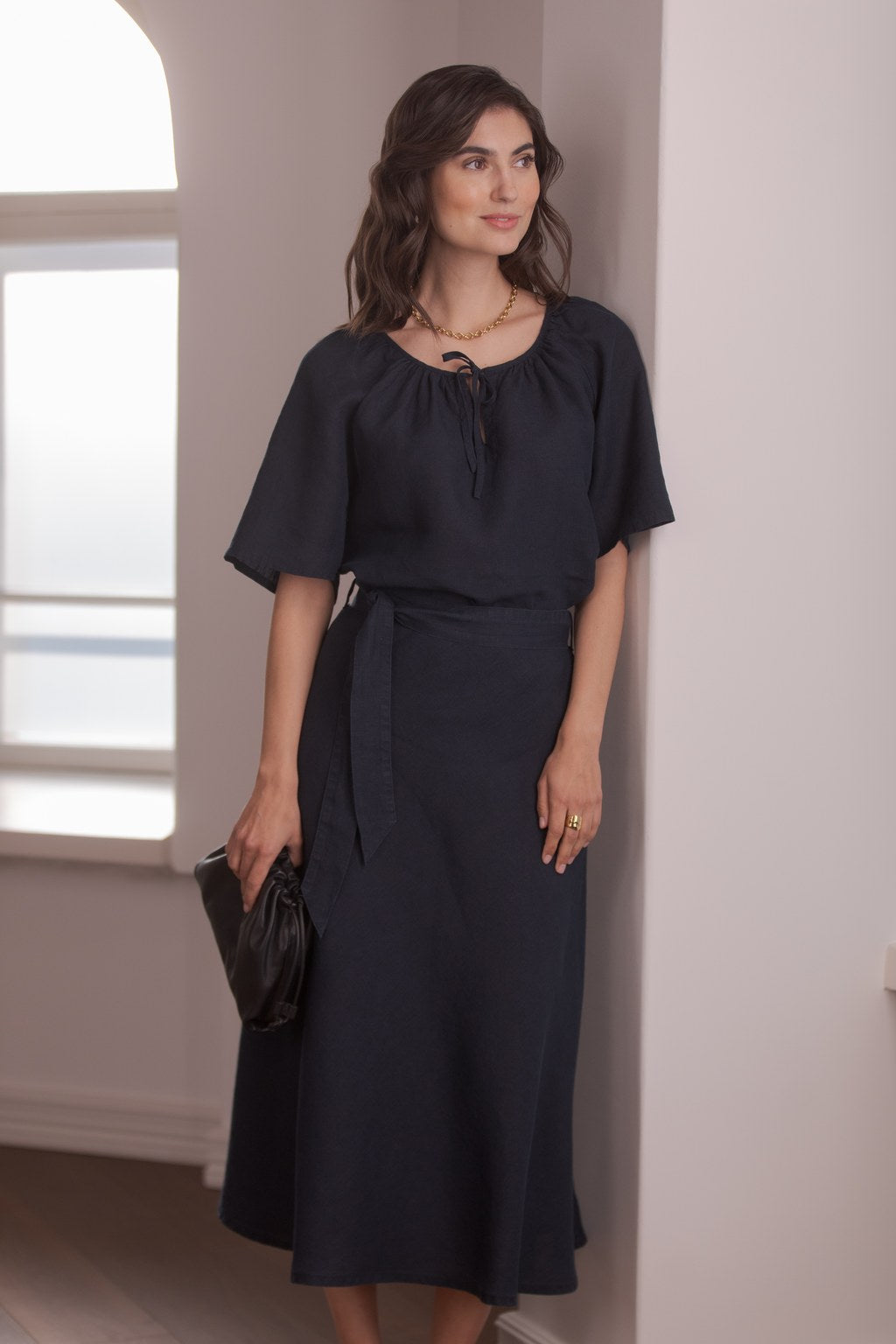 Naisten tummansininen pellavapaita sekä pellavahame