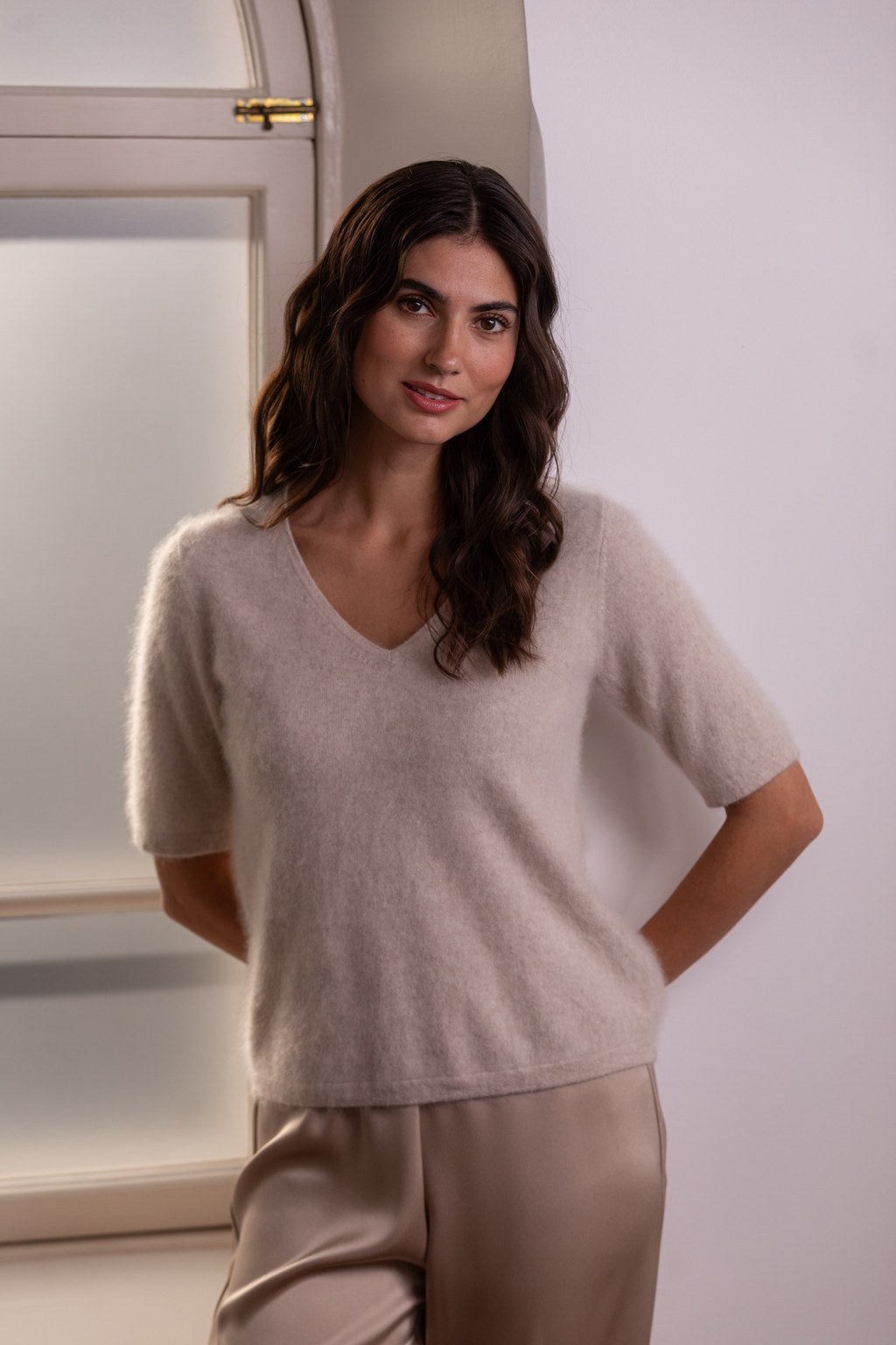 Kuvassa Original Storyn lyhythihainen kashmirneule, jossa v-kaula-aukko. Sävy latte.