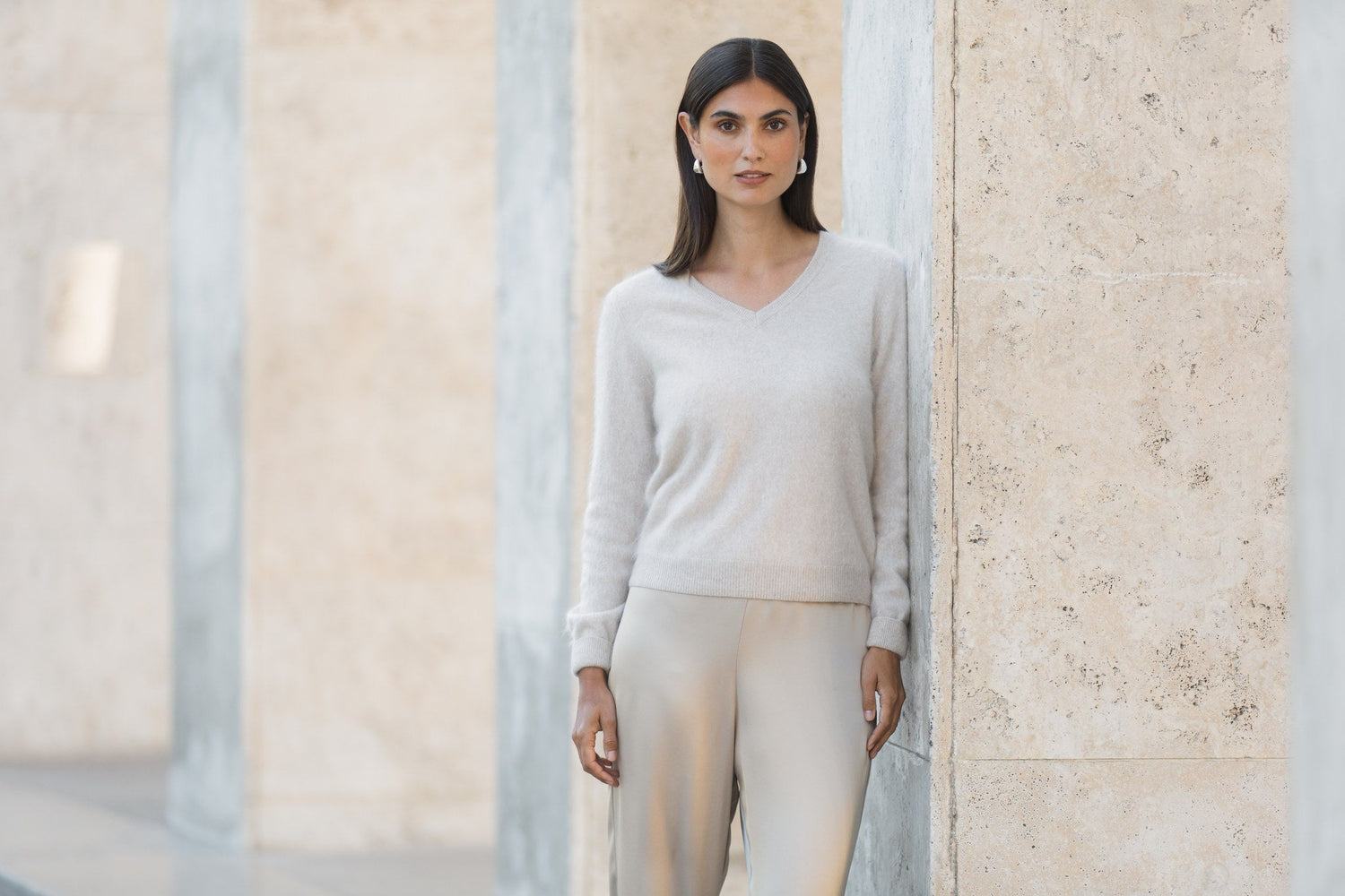 Twin set -kashmirneuletakki sekä satiininen midihame, cream