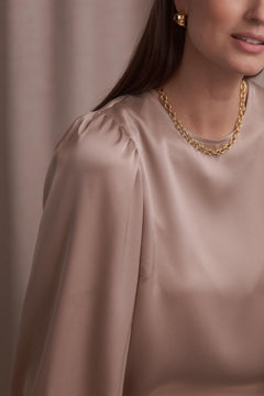 Lähikuva Original Storyn puhvihihallisesta pitkähihaisesta satiinipaidasta, latte