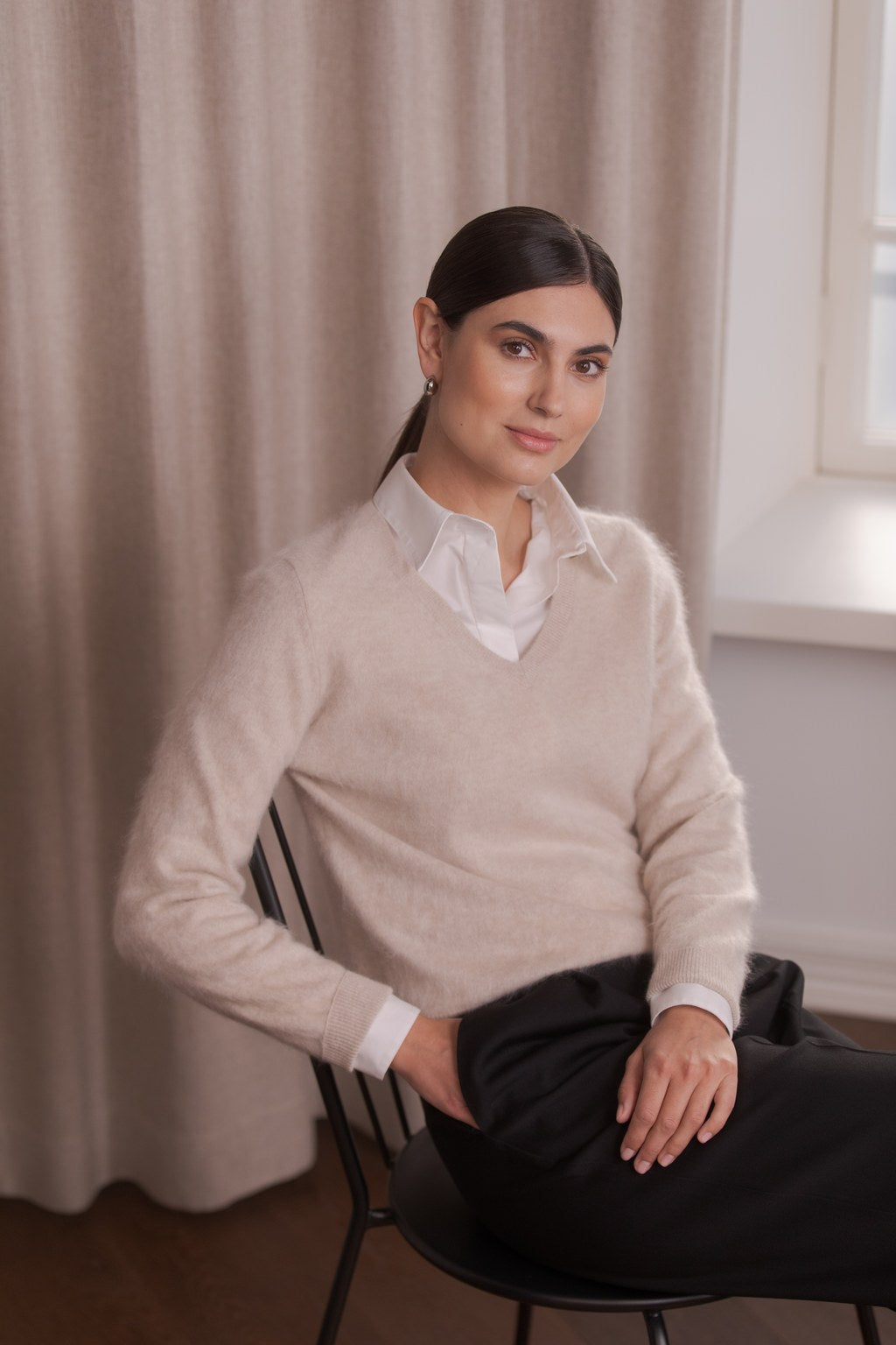 Pitkähihainen harjattu kashmirneule V-kaula-aukolla, Latte