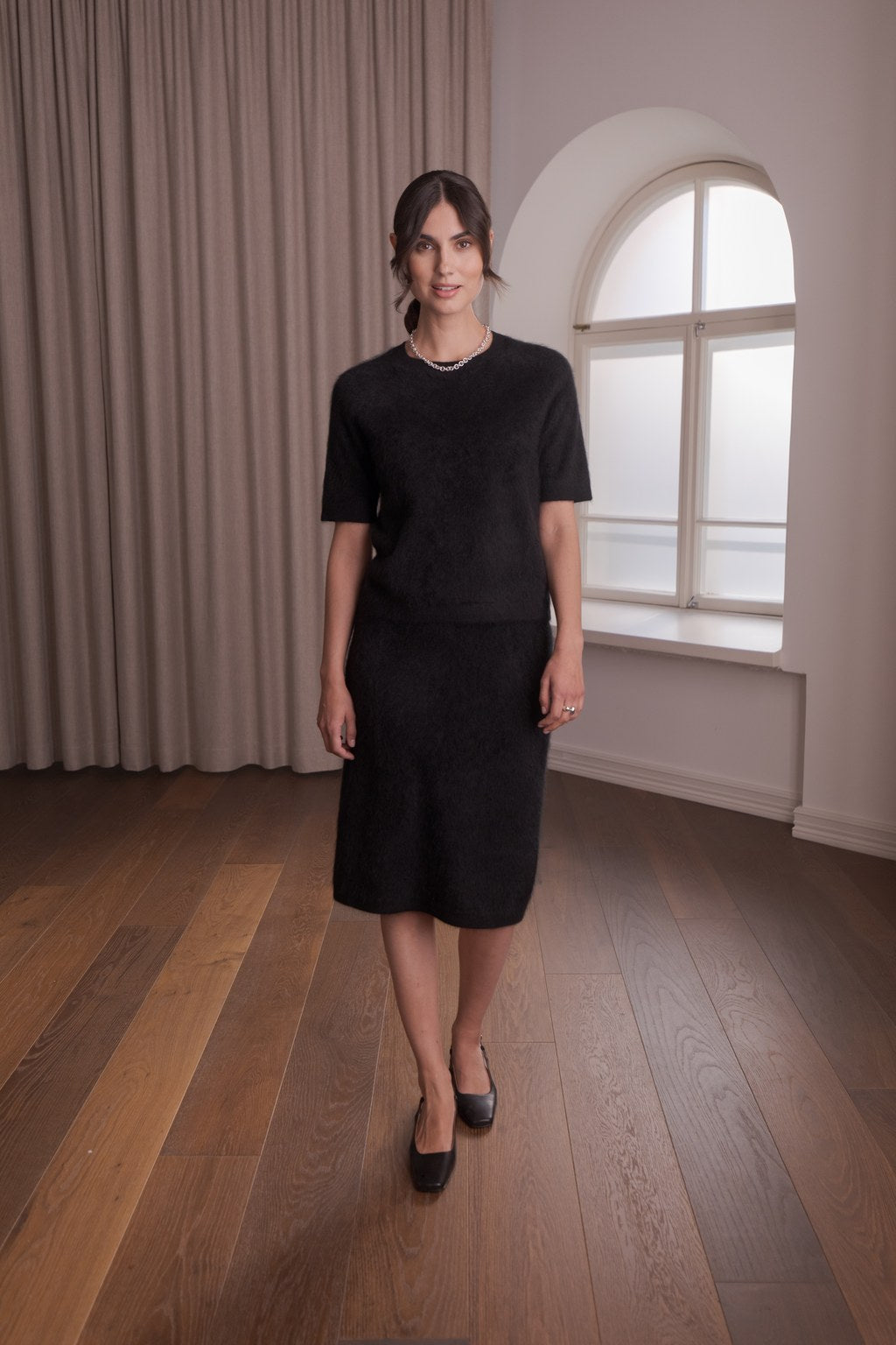 Lyhythihainen harjattu kashmirneule, Black