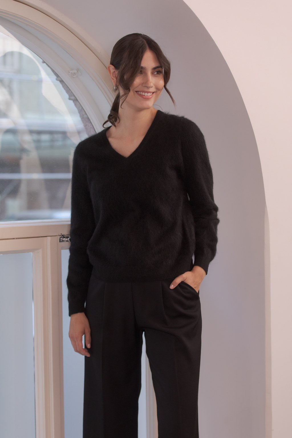 Pitkähihainen harjattu kashmirneule V-kaula-aukolla, Black