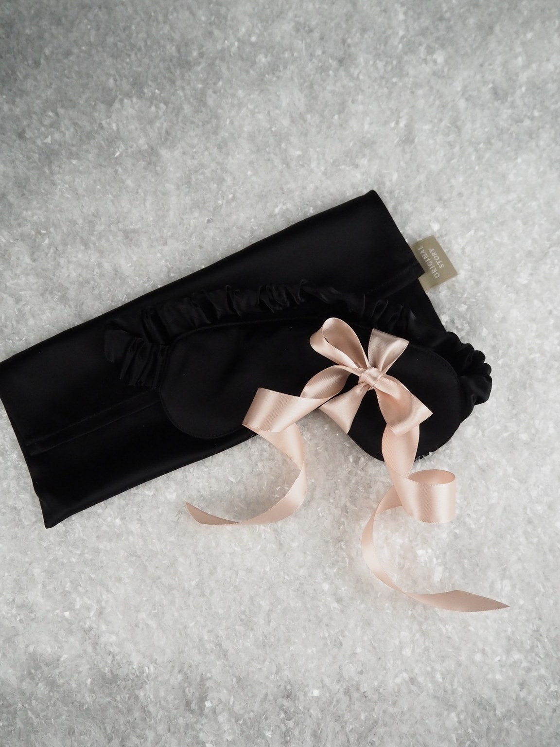 Satiininen unimaski, Black