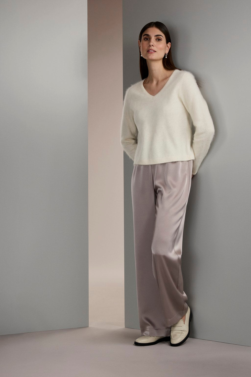 Pitkähihainen harjattu kashmirneule V-kaula-aukolla, Cream