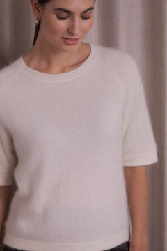 Lähikuva naisten valkoisesta lyhythihaisesta kashmirneuleesta.