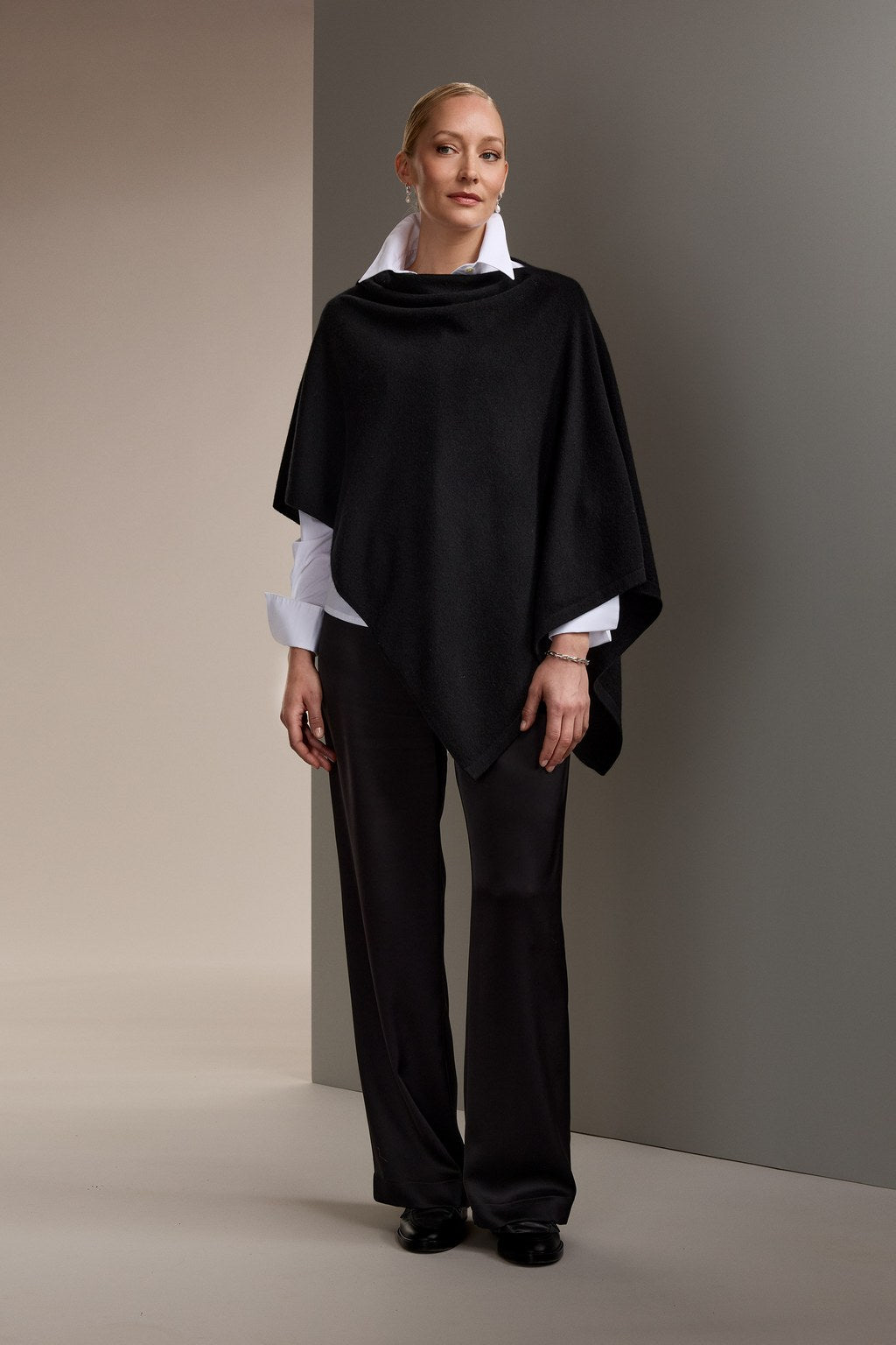 Kashmirista valmistettu poncho, black