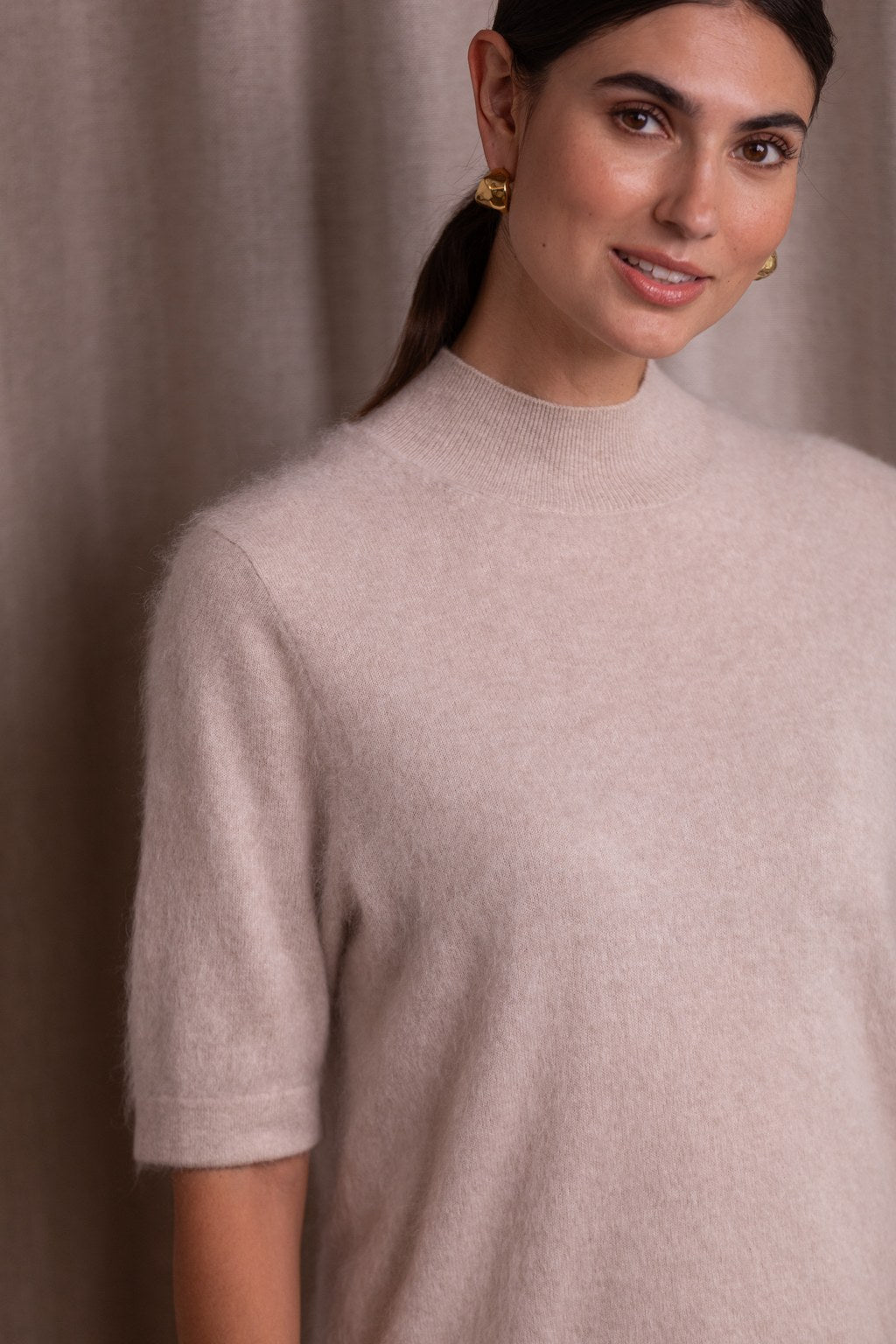 Original Storyn naisten kashmirneule, joka valmistettu 100 % kashmirista. Sävy latte.