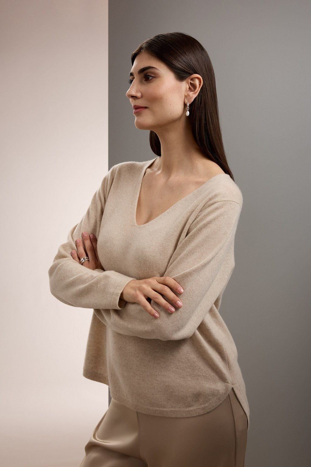 100 % kashmirista valmistettu sileä neule, jossa pitkät hihat, sävyssä latte.