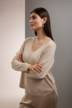 100 % kashmirista valmistettu sileä neule, jossa pitkät hihat, sävyssä latte.