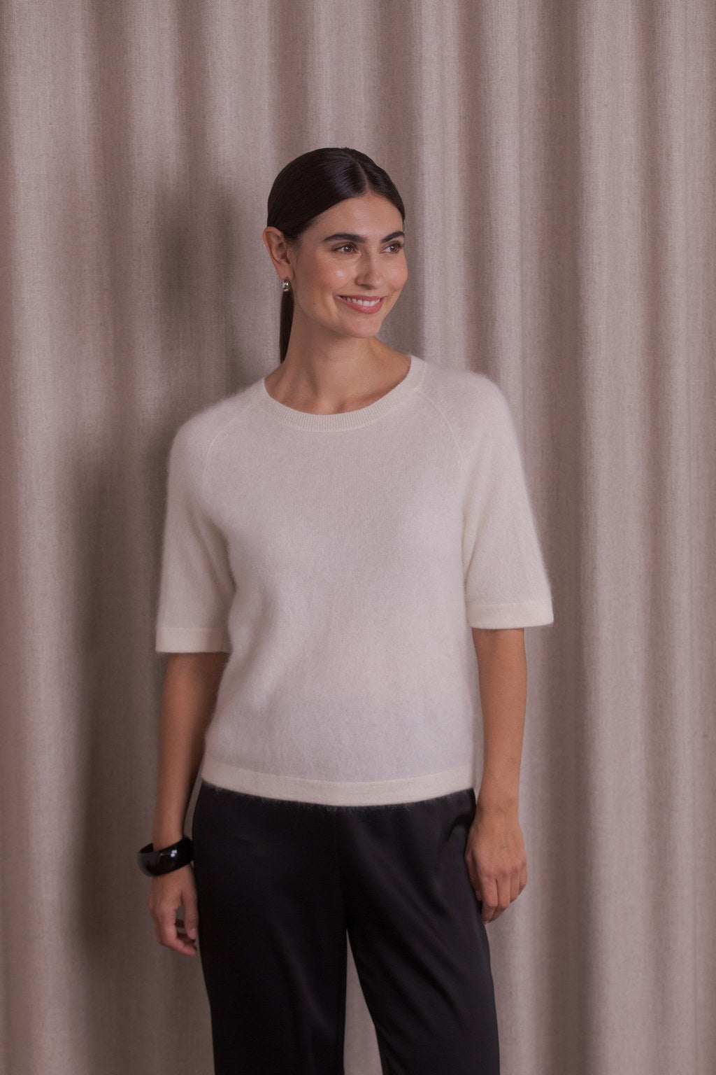 Naisten valkoinen harjattu lyhythihainen kashmirneule, cream.