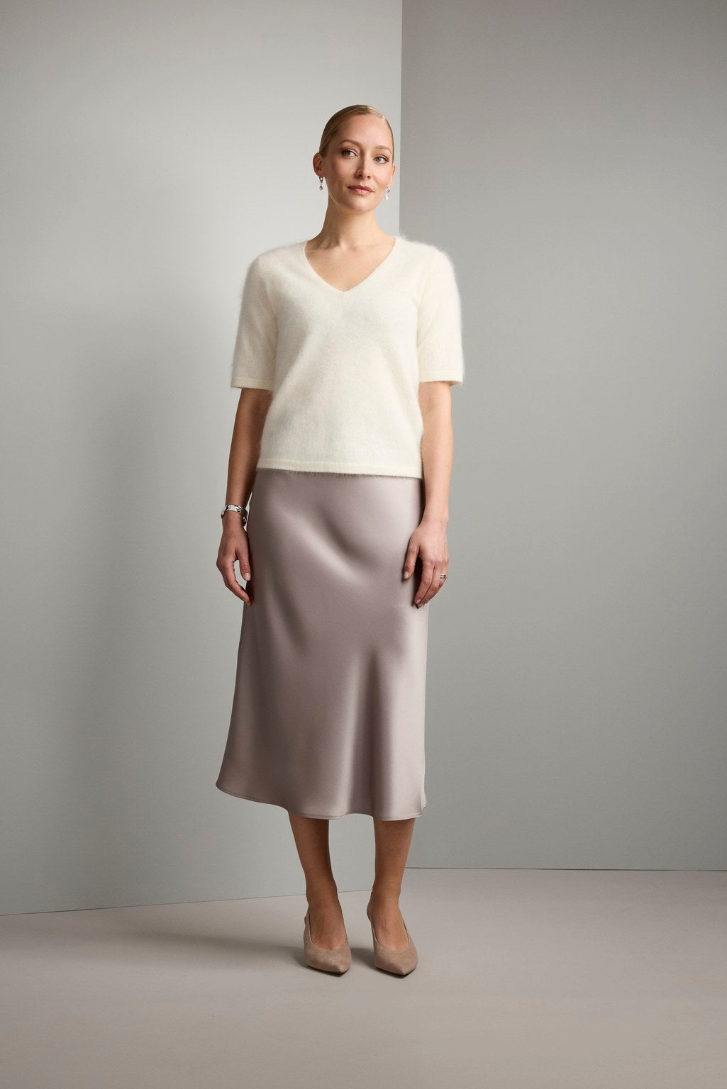 100 % kashmirista valmistettu lyhythihainen v-aukkoinen neule sävyssä cream.